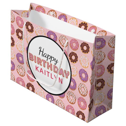 HAPPY BIRTHDAY Pink Iced Donuts Muster mit Namen Große Geschenktüte (Vorderseite Schrägansicht)
