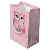 Happy Birthday Pink Owl on Pink Mittlere Geschenktüte (Rückseite Schrägansicht)