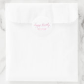 Happy Birthday Pink und White Modern Script Runder Aufkleber (Tasche)