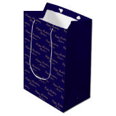 Happy Birthday Script Name Navy Blue Gold Mittlere Geschenktüte (Vorderseite Schrägansicht)