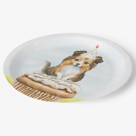Happy Birthday Sheltie Pup Cake Pappteller (Schrägansicht)
