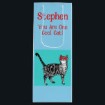 Happy Birthday Sie Cool Tabby Cat Mens Husband Geschenktüte Für Weinflaschen<br><div class="desc">Herzlichen Glückwunsch zum Geburtstag Sie Cool Tabby Cat Geburtstagskarte. Diese schöne Karte würde jeden Liebhaber von Katzen Anzug machen. Entworfen aus einer meiner originalen Tintenstift-Zeichnungen. Diese Karte wird sicher begeistert sein!</div>