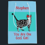 Happy Birthday Sie Cool Tabby Cat Mens Husband Mittlere Geschenktüte<br><div class="desc">Sie haben Tabby Cat Design Cool. Diese schöne Karte würde jeden Liebhaber von Katzen Anzug machen. Entworfen aus einer meiner originalen Tintenstift-Zeichnungen. Das wird bestimmt Spaß machen!</div>