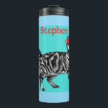 Happy Birthday Sie Cool Tabby Cat Mens Husband Thermosbecher<br><div class="desc">Sie haben Tabby Cat Design Cool. Diese schöne Karte würde jeden Liebhaber von Katzen Anzug machen. Entworfen aus einer meiner originalen Tintenstift-Zeichnungen. Das wird bestimmt Spaß machen!</div>