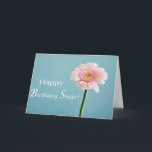 Happy Birthday Sister Daisy Karte<br><div class="desc">Eine Geburtstagskarte für Ihre Schwester kaufen? Das ist eine schöne Geburtstagskarte für Ihre Schwester! Dieses schöne,  einsame Rosa auf blauem Hintergrund ist eine atemberaubende Karte,  die Ihre Schwester sicher Liebe hat</div>