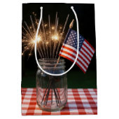 Happy Birthday Sparklers With American Flag Mittlere Geschenktüte (Vorderseite)