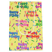Happy Birthday Sprinkles on Yellow Mittlere Geschenktüte (Rückseite)