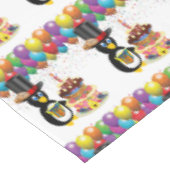 Happy Birthday Tablecloth Penguin Tischdecke (Schrägansicht)