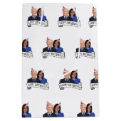Happy Birthday von Joe und Kamala Mittlere Geschenktüte (Vorderseite)