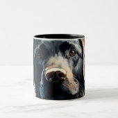 Happy Black Labrador Retriever Zweifarbige Tasse (Mittel)