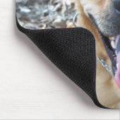 Happy Brown Hund mit gepunkteter Zunge Mousepad (Ecke)