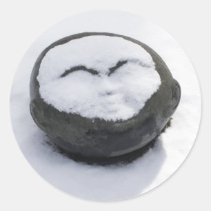 Happy Buddha mit schneegedämpft Runder Aufkleber