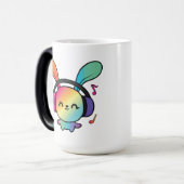 Happy Bunny mit Kopfhörern, die Musik hören. Verwandlungstasse (Vorderseite Links)