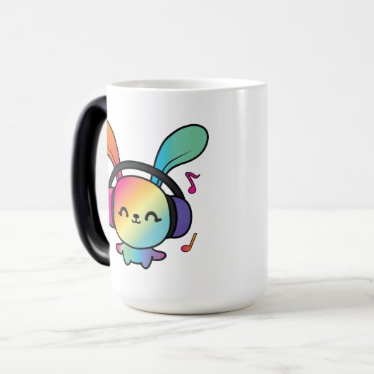 Happy Bunny mit Kopfhörern, die Musik hören. Verwandlungstasse (Vorderseite Links)