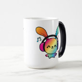 Happy Bunny mit Kopfhörern, die Musik hören. Verwandlungstasse (VorderseiteRechts)