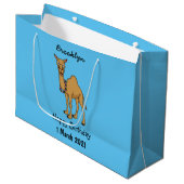 Happy Camel Cartoon Illustration Große Geschenktüte (Vorderseite Schrägansicht)