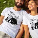 Happy Camper Doodle Art Camping Zelt im Wald<br><div class="desc">Camping T - Shirt für einen glücklichen Camper. Dieses moderne Silhouette Doodle zeichnend hat ein Camping Zelt im Wald mit Waldkiefern unter dem Mond und Sternen. In lässiger Typografie wird es mit "Happy Camp" geschrieben.</div>