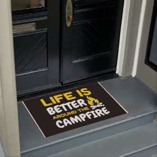 Happy Camper Life ist besser um das Campfeuer Fußmatte