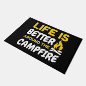 Happy Camper Life ist besser um das Campfeuer Fußmatte (Schrägansicht)