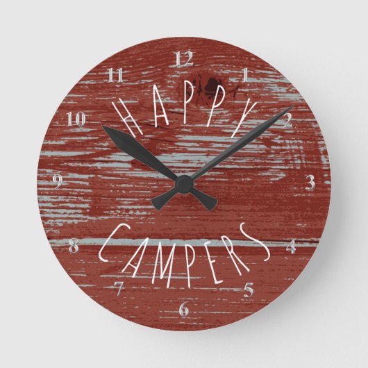 Happy Campers Red Barn Wood | Rustikales Camping Runde Wanduhr (Vorderseite)