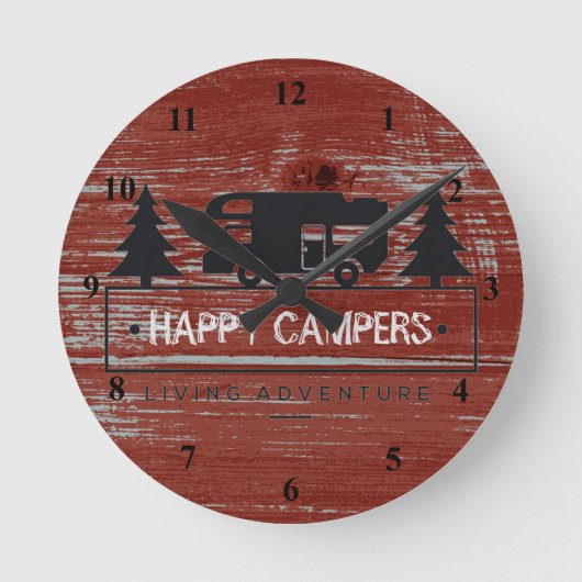 Happy Campers | Rotes rustikales Stallholz RV-Camp Runde Wanduhr (Vorderseite)