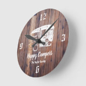 Happy Campers Rustic Camping Trailer Familienname Runde Wanduhr (Winkel)