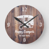 Happy Campers Rustic Camping Trailer Familienname Runde Wanduhr (Vorderseite)