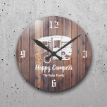 Happy Campers Rustic Camping Trailer Familienname Runde Wanduhr<br><div class="desc">Happy Campers Rustic Camping Trailer Familie Name Uhren.</div>