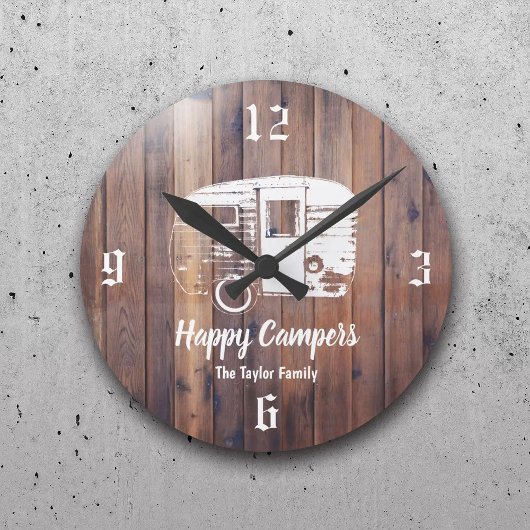 Happy Campers Rustic Camping Trailer Familienname Runde Wanduhr