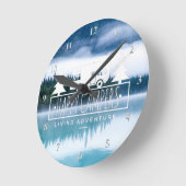 Happy Campers RV Camping | Pine Trees Lake House Runde Wanduhr (Winkel)