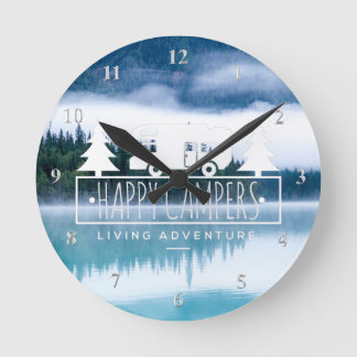 Happy Campers RV Camping | Pine Trees Lake House Runde Wanduhr