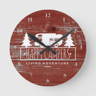 Happy Campers RV Camping | Rotes rustikales Stallh Runde Wanduhr