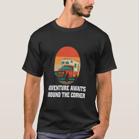 Happy Camping Camper Adventure rund um den C T-Shirt (Vorderseite)