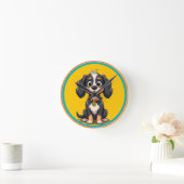 Happy Cartoon Dog in einem farbigen Circular Frame Runde Wanduhr (Zuhause)