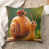 Happy Cartoon Snail Hosting Ladybug Kissen (Decke)
