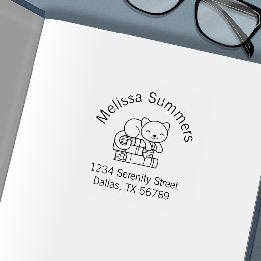 Happy Cat auf dem Stapel der Bücher Adresse Permastempel