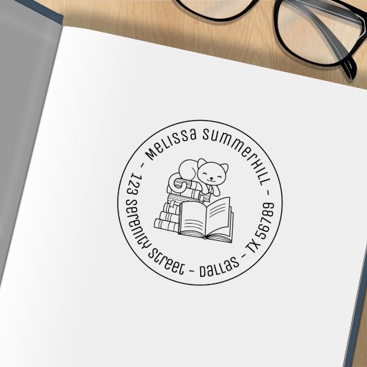 Happy Cat auf der Bücherstapel Runde Adresse 3 Gummistempel