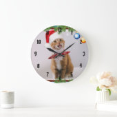 Happy cat in red christmas hat große wanduhr (Zuhause)