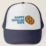 Happy Challah Days Chanukah Hanukkah Brot Loaf Truckerkappe<br><div class="desc">Hat enthält eine originelle Marker-Illustration eines Laib von herausforderndem Brot,  mit HAPPY CHALLAH DAYS in einem lustigen Schriftart. Ideal für den Hanukah Urlaub! Sehen Sie nicht,  wonach Sie suchen? Brauchen Sie Hilfe bei der Anpassung? Kontaktieren Sie Rebecca,  um etwas für Sie entworfen zu haben.</div>