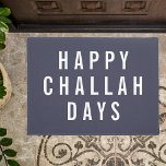 Happy Challah Days | Funny Holiday Chanukah<br><div class="desc">Fügen Sie Ihrem Eintritt in dieser Saison mit dieser sonnigen Haustür etwas Spaß hinzu. Das Design zeigt "Happy Challah Days" in der modernen weißen Blocktypografie auf einem rauchblauen Hintergrund.</div>