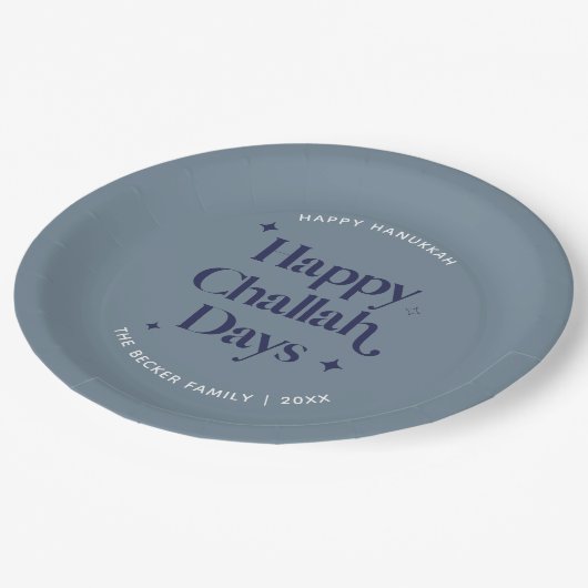 Happy Challah Days Hanukkah Blue Minimalistisch Pappteller (Schrägansicht)