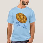 Happy Challah Days Hanukkah Chanukah Holiday Brot T-Shirt<br><div class="desc">Eine originelle Marker-Illustration eines Laib geflochtenen herausfordernden Brotes,  mit HAPPY CHALLAH DAYS in einem lustigen Schriftart. Perfekt für Hanukkah! Diese Urlaubsanschauung ist auch auf anderen Produkten verfügbar. Sehen Sie nicht,  wonach Sie suchen? Brauchen Sie Hilfe bei der Anpassung? Kontaktieren Sie Rebecca,  um etwas für Sie entworfen zu haben.</div>