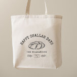 Happy Challah Days Hanukkah Custom Familienname Tragetasche<br><div class="desc">Happy Challah Days! Moderne Chic Retro Typografie Custom Familienname Hanukkah Tote-Tasche mit einer niedlichen herausfordernden Abbildung sowie Herz Zweige rund um das Jahr etabliert.</div>