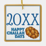 Happy Challah Days Hanukkah Jüdisches Urlaubsbrot Keramikornament<br><div class="desc">Das Ornament zeigt eine originelle Marker-Illustration eines Laib geflochtenen herausfordernden Brotes, mit HAPPY CHALLAH DAYS in einem blauen Schriftart. Ideal für Hanukkah-Gaben. Dieses jüdische Urlaubsdesign ist auch auf anderen Produkten erhältlich. Sehen Sie nicht, wonach Sie suchen? Brauchen Sie Hilfe bei der Anpassung? Kontaktieren Sie Rebecca, um etwas für Sie entworfen...</div>