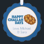 Happy Challah Days Holidays Hanukkah Chanukah Ornament Karte<br><div class="desc">Design zeigt eine originelle Marker-Abbildung eines Laib geflochtenen herausfordernden Brotes, mit HAPPY CHALLAH DAYS in einem blauen Schriftart. Personalisieren Sie einfach mit Ihren Informationen. Dieses Design ist auch auf anderen Produkten erhältlich. Auch die Gestaltung der Projekte wird koordiniert. Sehen Sie nicht, wonach Sie suchen? Brauchen Sie Hilfe bei der Anpassung?...</div>