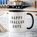 Happy Challah Days Niedlich Holiday Pun Tasse<br><div class="desc">Fügen Sie Ihrem Hanukkah einen kleinen Spaß mit dieser super niedlichen Tasse hinzu. Design bietet "Happy Challah Days" in der modernen schwarzen Blockschrift.</div>