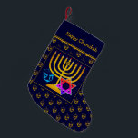 HAPPY CHANUKAH | Dreidel | Menorah | Davidstern Kleiner Weihnachtsstrumpf<br><div class="desc">Dunkelblauer GLÜCKLICHER CHANUKAH Strumpf mit farbenprächtigen Star of David, Dreidel und Imitats gold Menorah in der Mitte. Der Platzhalter-Gruß ist KUNDENBAR, sodass Sie mit Ihrem Namen PERSONALISIEREN können, oder fügen Sie eine alternative Begrüßung. Der Hintergrund ist ein gefliestes Muster von goldfarbenen dreiköpfigen. Das gleiche Design auf der Rückseite. Ideal, um...</div>