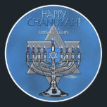 Happy Chanukah - Menora & Star von David Runder Aufkleber<br><div class="desc">Die Beleuchtung des Candelabra, die Hanukiyah oder die Menorah genannt wird, ist eine der Traditionen und Praktiken rund um die Feier der Hanukka. In diesem Design feiern jüdische Symbole die Hanukkah-Saison mit den Worten "Happy Chanukah" - "Festival of Lights". Der blaue Stern von David bezieht sich auf die sechs Punkte,...</div>