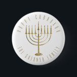 Happy Chanukah Menorah Holiday Button<br><div class="desc">Dieser Button zeigt eine goldene Menorah und die Nachricht oben liest "Happy Chanukah". Unter der Menorah ist ein Platz für Ihren Familiennamen,  den Sie personalisieren oder entfernen können,  wenn Sie möchten.</div>