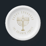 Happy Chanukah Menorah Holiday Pappteller<br><div class="desc">Diese festlichen Teller sind perfekt für Ihre Feier. Sie verfügen über eine goldfarbene Menorah. Die Nachricht darüber lautet "Happy Hanukkah". Unter der Menorah ist ein Platz für Ihren Familiennamen,  den Sie personalisieren oder entfernen können,  wenn Sie möchten.</div>